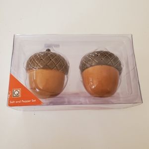 Bon-Ton Acorn salt and pepper shakers